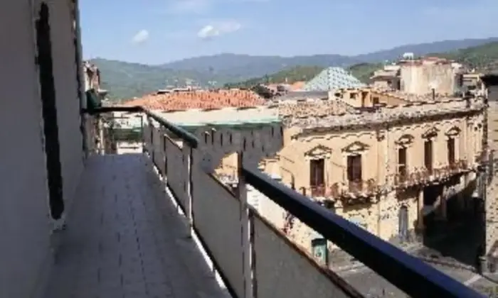 Rexer-Bronte-Appartamento-su-due-piani-in-affitto-in-piazza-Spedalieri-ALTRO
