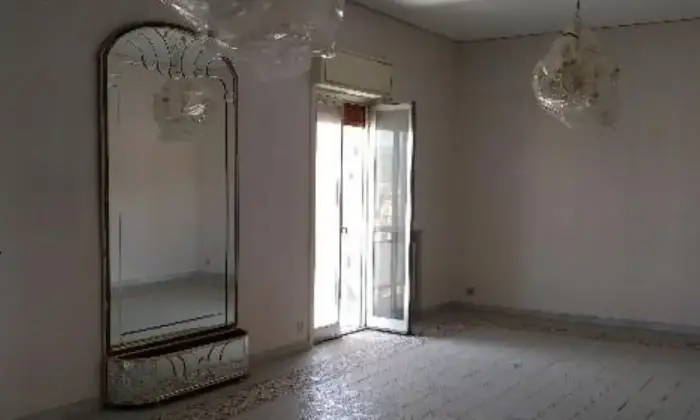 Rexer-Bronte-Appartamento-su-due-piani-in-affitto-in-piazza-Spedalieri-SALONE