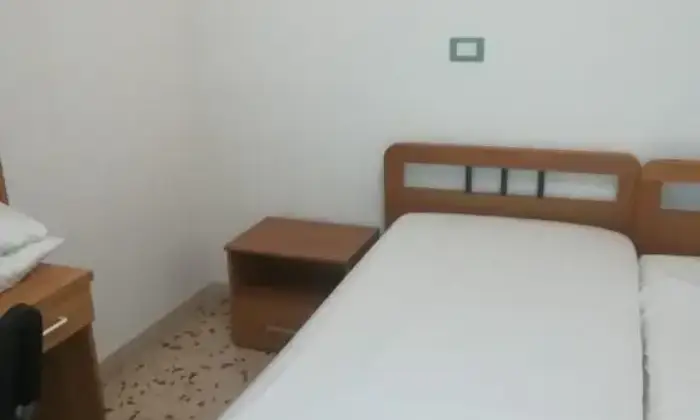 Rexer-LAquila-Stanza-doppia-in-appartamento-in-centro-a-LAquila-CAMERA-DA-LETTO