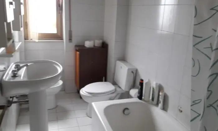 Rexer-Catania-Camera-maschile-rapisardi-con-posto-auto-BAGNO