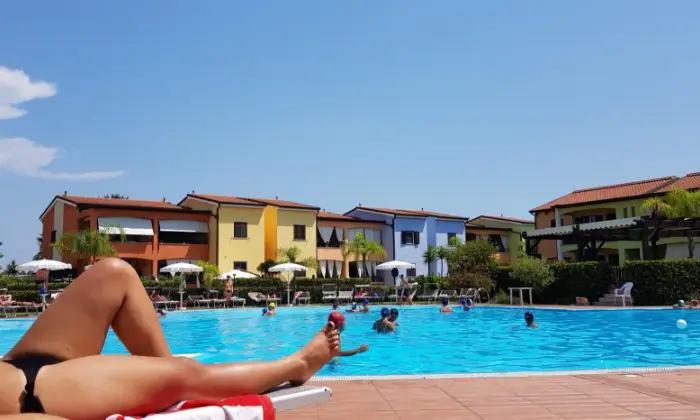 Rexer-policoro-Villetta-elegante-con-Veranda-affaccio-piscina-GIARDINO