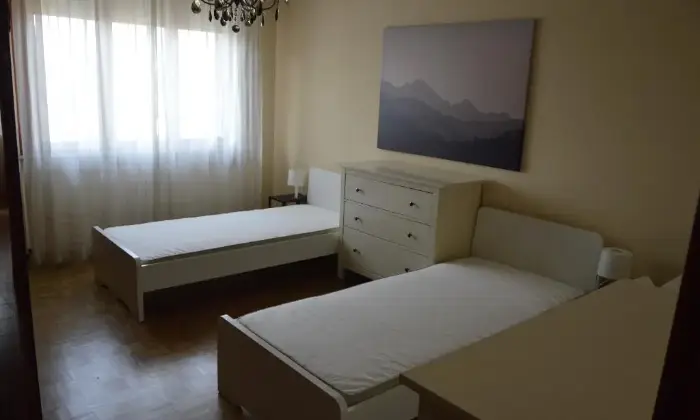 Rexer-Novara-Appartamento-doppi-servizi-x-studenti-CAMERA-DA-LETTO