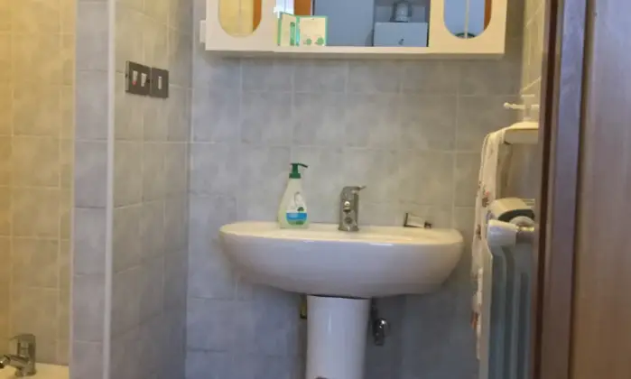 Rexer-Napoli-Camera-spaziosa-Internet-Fibra-WiFi-arredata-balconi-per-studentessa-BAGNO
