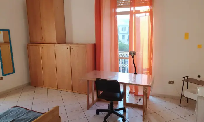Rexer-Napoli-Camera-spaziosa-Internet-Fibra-WiFi-arredata-balconi-per-studentessa-CAMERA-DA-LETTO