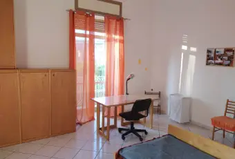 Rexer-Napoli-Camera-spaziosa-Internet-Fibra-WiFi-arredata-balconi-per-studentessa-CAMERA-DA-LETTO
