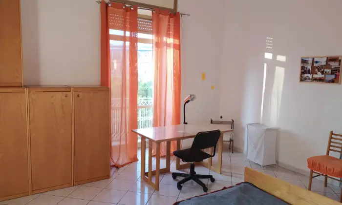Rexer-Napoli-Camera-spaziosa-Internet-Fibra-WiFi-arredata-balconi-per-studentessa-CAMERA-DA-LETTO