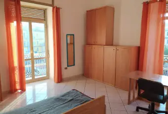 Rexer-Napoli-Camera-spaziosa-Internet-Fibra-WiFi-arredata-balconi-per-studentessa-CAMERA-DA-LETTO