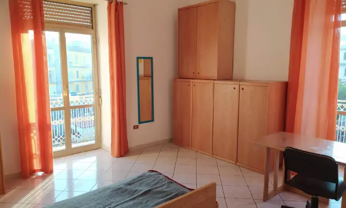 Rexer-Napoli-Camera-spaziosa-Internet-Fibra-WiFi-arredata-balconi-per-studentessa-CAMERA-DA-LETTO