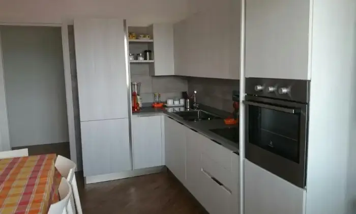 Rexer-Roma-Appartamento-rifinito-in-complesso-residenziale-con-piscina-CUCINA