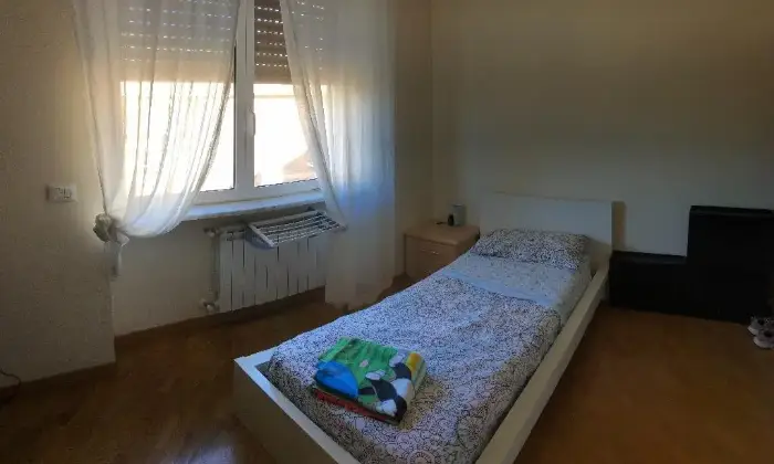 Rexer-Roma-Stanza-singola-in-trilocale-CAMERA-DA-LETTO