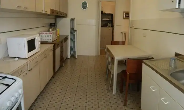 Rexer-Frosinone-Ampio-appartamento-centrale-ideale-per-studenti-CUCINA