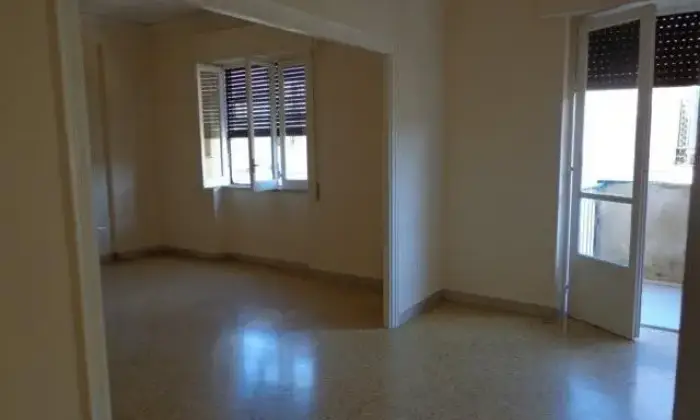 Rexer-Palermo-Ampio-e-luminoso-appartamento-dotato-di-tutti-i-confort-SALONE