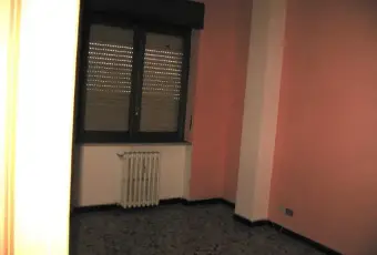 Rexer-Incisa-Scapaccino-Ampio-Bilocale-non-arredato-al-terzo-piano-CAMERA-DA-LETTO