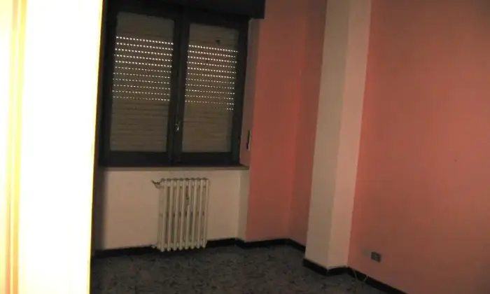 Rexer-Incisa-Scapaccino-Ampio-Bilocale-non-arredato-al-terzo-piano-CAMERA-DA-LETTO