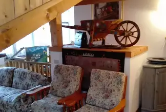 Rexer-Mezzano-Splendida-mansarda-vista-Dolomiti-posti-a-stagione-a-Mezzano-di-Primiero-SALONE