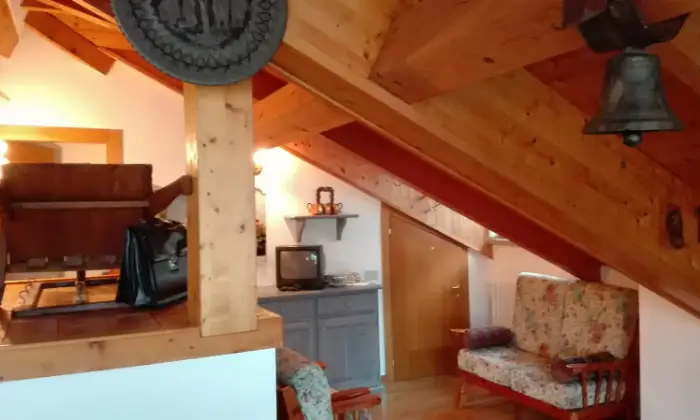 Rexer-Mezzano-Splendida-mansarda-vista-Dolomiti-posti-a-stagione-a-Mezzano-di-Primiero-SALONE