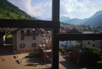 Rexer-Mezzano-Splendida-mansarda-vista-Dolomiti-posti-a-stagione-a-Mezzano-di-Primiero-SALONE