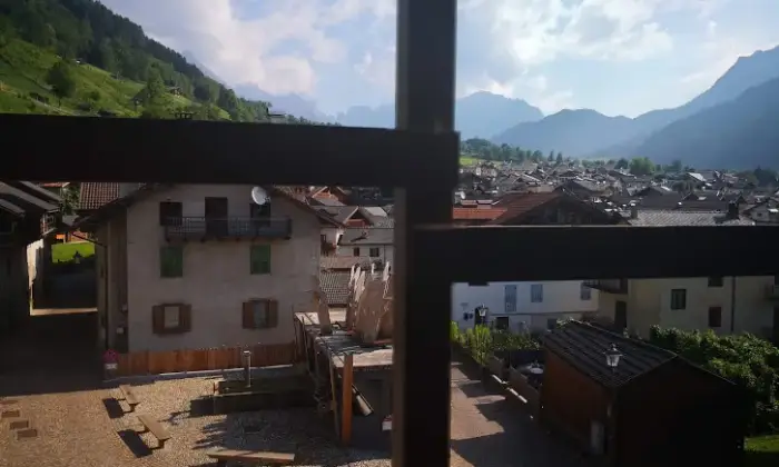 Rexer-Mezzano-Splendida-mansarda-vista-Dolomiti-posti-a-stagione-a-Mezzano-di-Primiero-SALONE