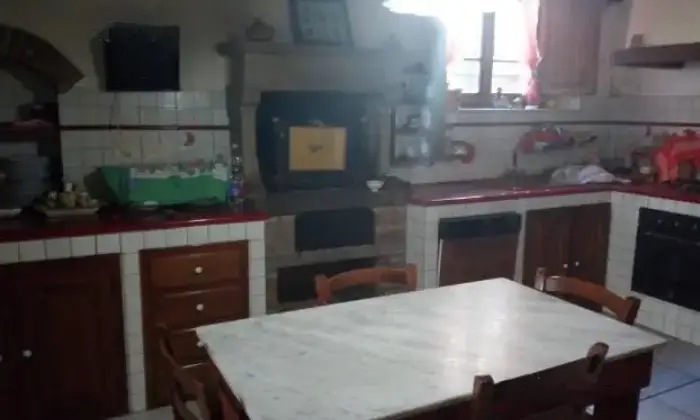Rexer-Castel-Focognano-Appartamento-in-vecchio-borgo-CUCINA