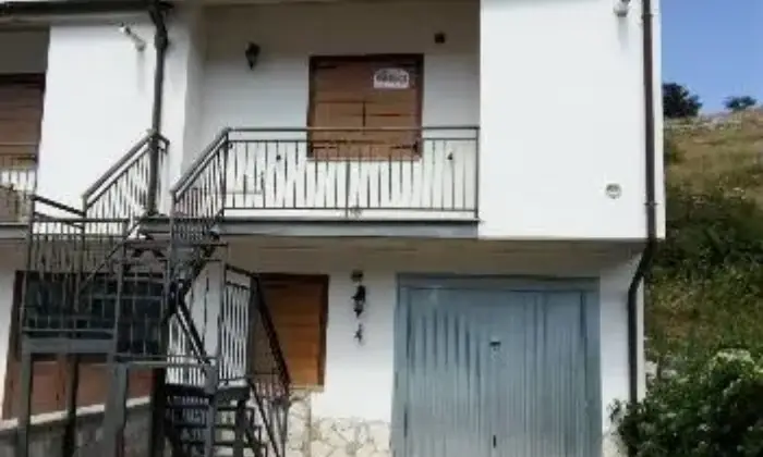 Rexer-Lucoli-Un-vellino-a-schiera-a-tre-livelli-ALTRO