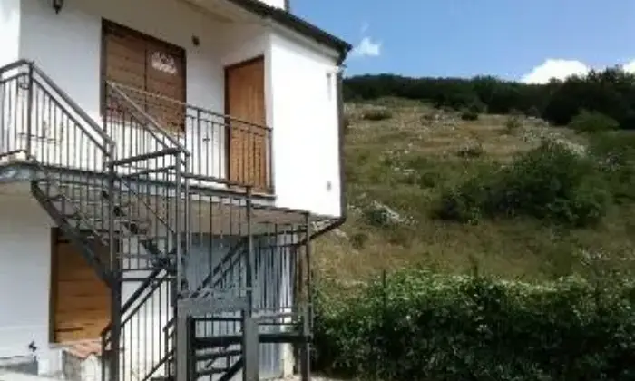 Rexer-Lucoli-Un-vellino-a-schiera-a-tre-livelli-ALTRO