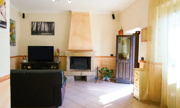 Rexer-Canale-Monterano-Appartamento-in-via-montecavallo-Canale-Monterano-SALONE