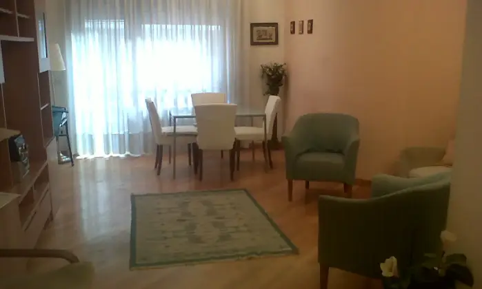 Rexer-Roma-Stanza-con-bagno-singolo-in-appartamento-arredato-zona-Talenti-SALONE