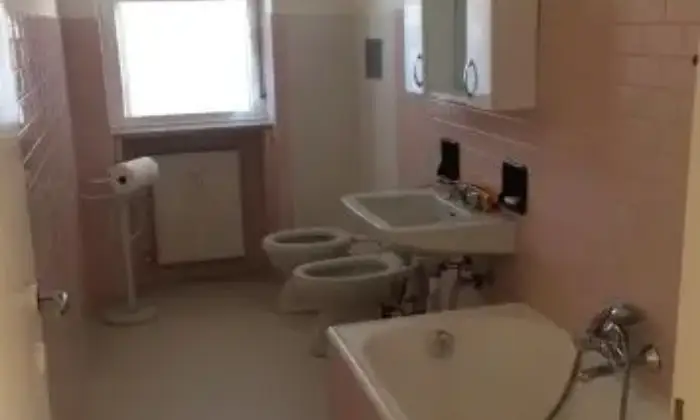 Rexer-Udine-AMPIO-BICAMERE-ARREDATO-ANCHE-BREVI-PERIODI-BAGNO