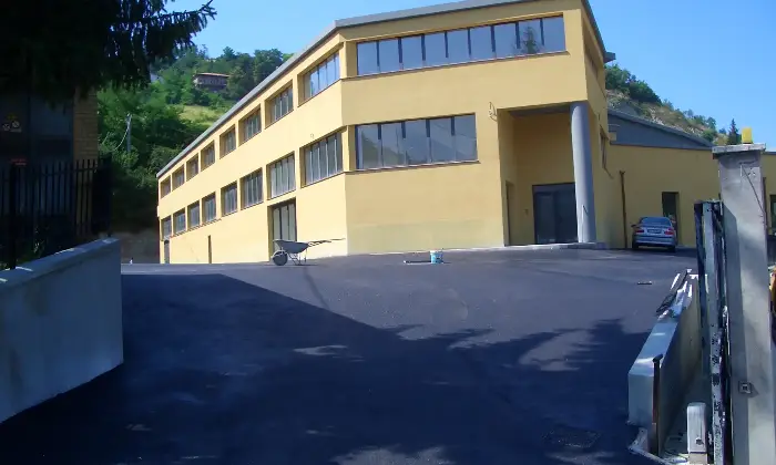 Rexer-Urbino-GRANDE-SPAZIO-COMMERCIALE-SU-LIVELLI-ALTRO