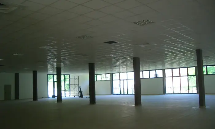 Rexer-Urbino-GRANDE-SPAZIO-COMMERCIALE-SU-LIVELLI