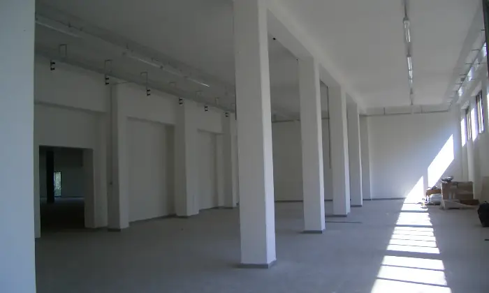Rexer-Urbino-GRANDE-SPAZIO-COMMERCIALE-SU-LIVELLI-ALTRO