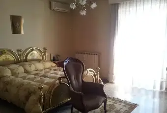 Rexer-Qualiano-APPARTAMENTO-BEN-RIFINITO-TRE-VANI-CON-TERMOCAMINO-E-BALCONATA-SOLEGGIATA-CAMERA-DA-LETTO