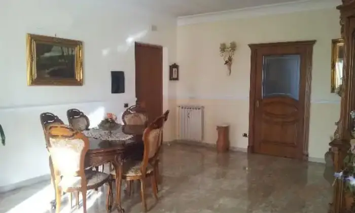 Rexer-Qualiano-APPARTAMENTO-BEN-RIFINITO-TRE-VANI-CON-TERMOCAMINO-E-BALCONATA-SOLEGGIATA-SALONE