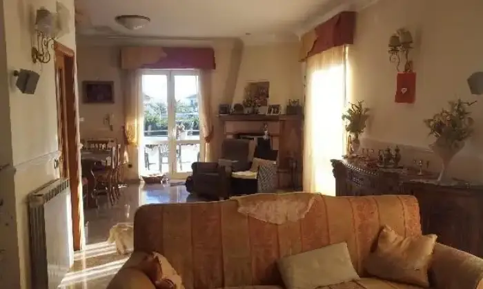 Rexer-Qualiano-APPARTAMENTO-BEN-RIFINITO-TRE-VANI-CON-TERMOCAMINO-E-BALCONATA-SOLEGGIATA-SALONE