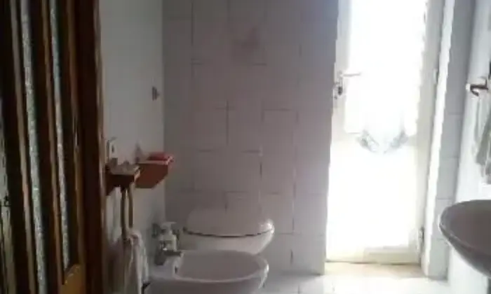 Rexer-Qualiano-APPARTAMENTO-BEN-RIFINITO-TRE-VANI-CON-TERMOCAMINO-E-BALCONATA-SOLEGGIATA-BAGNO
