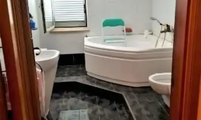 Rexer-Qualiano-APPARTAMENTO-BEN-RIFINITO-TRE-VANI-CON-TERMOCAMINO-E-BALCONATA-SOLEGGIATA-BAGNO