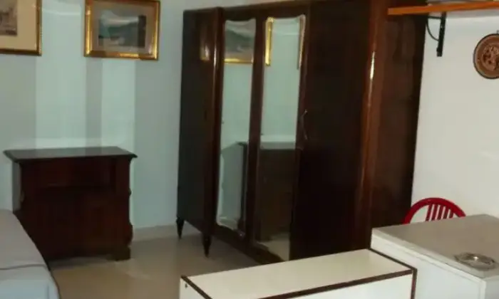 Rexer-Napoli-Monolocale-arredato-a-non-residenti-adiacenze-piazza-plebiscito-contes-signorile-CAMERA-DA-LETTO