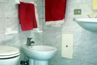 Rexer-Napoli-Trilocale-finemente-arredato-adiacenze-piazza-plebiscito-contesto-signorile-BAGNO