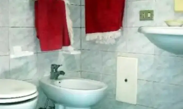 Rexer-Napoli-Trilocale-finemente-arredato-adiacenze-piazza-plebiscito-contesto-signorile-BAGNO