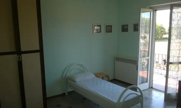 Rexer-Pavia-Per-tre-o-quattro-studentesse-in-centro-BAGNO
