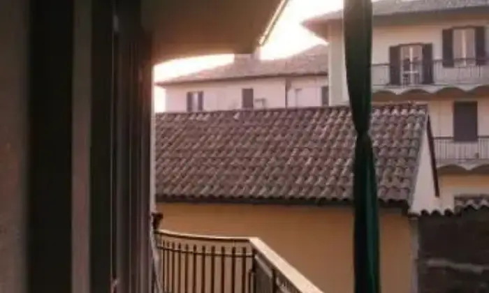 Rexer-Pavia-Per-tre-o-quattro-studentesse-in-centro-TERRAZZO