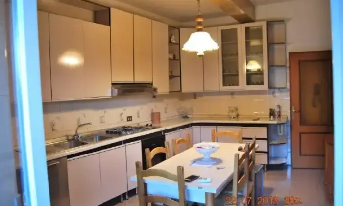 Rexer-Soriano-nel-Cimino-Quadrilocale-in-vendita-in-via-Benedetto-Brin-CUCINA