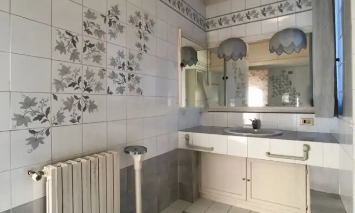 Rexer-Roma-Affittasi-villa-in-via-della-Mendola-BAGNO
