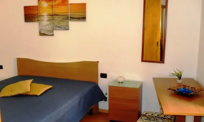Rexer-Trapani-Grazioso-bilo-a-mt-dal-porto-per-brevi-periodi-CAMERA-DA-LETTO