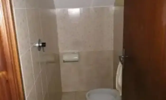 Rexer-Montegiorgio-Locale-commerciale-Corso-Italia-Montegiorgio-BAGNO