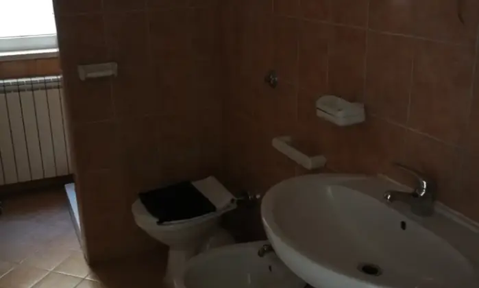 Rexer-Torre-d-Passeri-Elegante-e-ristrutturato-appartamento-di-mq-BAGNO