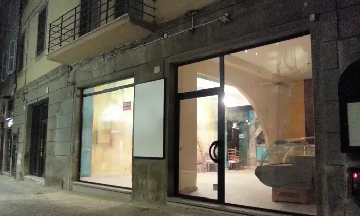 Rexer-Viterbo-Viterbo-Centro-Negozio-mq-vetrine-canna-fumaria-SALONE