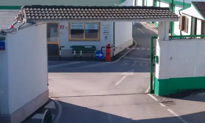 Rexer-Bari-FITTASI-BOX-LOCALI-E-CAPANNONI-AD-USO-DEPOSITO-E-UFFICIO-CUSTODITI-E-VIGILATI-H-GARAGE