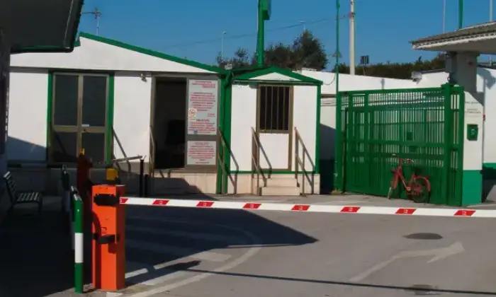 Rexer-Bari-FITTASI-BOX-LOCALI-E-CAPANNONI-AD-USO-DEPOSITO-E-UFFICIO-CUSTODITI-E-VIGILATI-H-GARAGE
