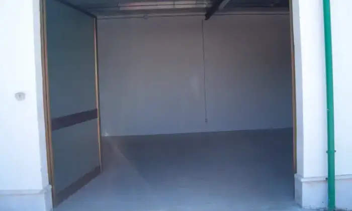 Rexer-Bari-FITTASI-BOX-LOCALI-E-CAPANNONI-AD-USO-DEPOSITO-E-UFFICIO-CUSTODITI-E-VIGILATI-H-GARAGE